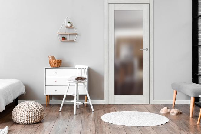 Dveře FRÉZIE 7 Javor šedý Premium, klika LUNA, chrom broušený matný